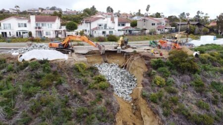 Vecinos de Encinitas preocupados por socavón