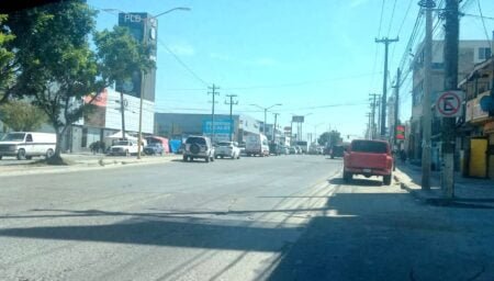 Mientras taxis se manifiestan, gobierno señala tráfico ligero en su ruta