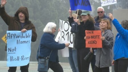 Se manifiestan contra el desarrollo de viviendas en University City