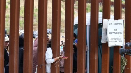 Activistas migrantes afirman que no se están respetando derechos humanos en campamento