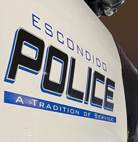Muere motociclista al chocar con poste eléctrico en Escondido