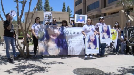 Protestan en memoria de mujer que murió en custodia