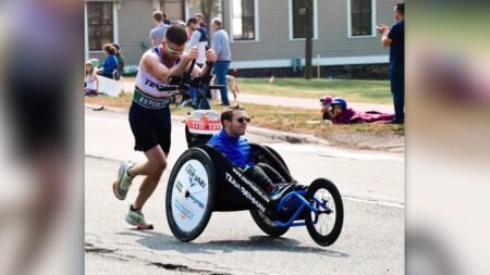 Dúo de San Diego bate récord Guinness del maratón más rápido empujando una silla de ruedas