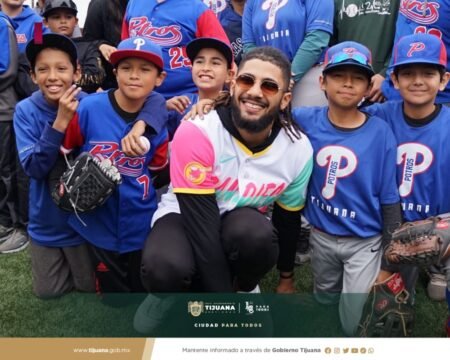 Convive Fernando Tatís Jr. con niños en Tijuana