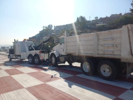 Remolcarán vehículos que invadan carril de seguridad de la rampa de frenado