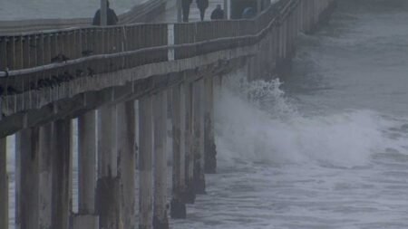 Advierten alto oleaje en costas de San Diego