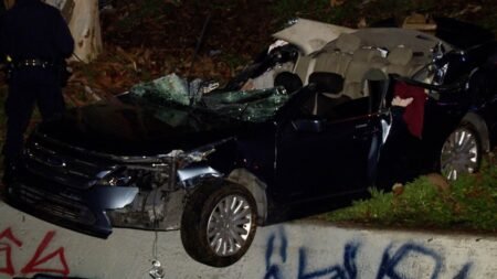 Auto se accidentó cerca del canal de drenaje