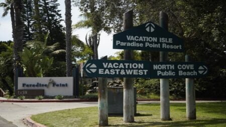 Multan a popular hotel por no permitir uso de espacios públicos