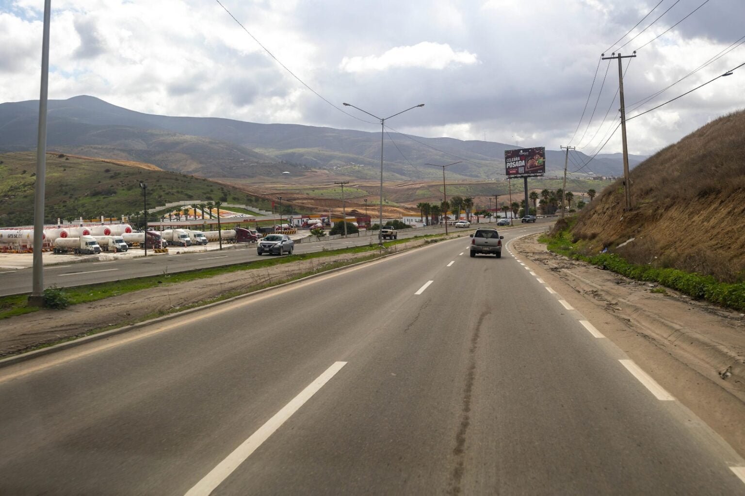 Limpian vialidades en Tijuana tras tormenta