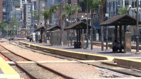 Tren atropella a persona en San Diego