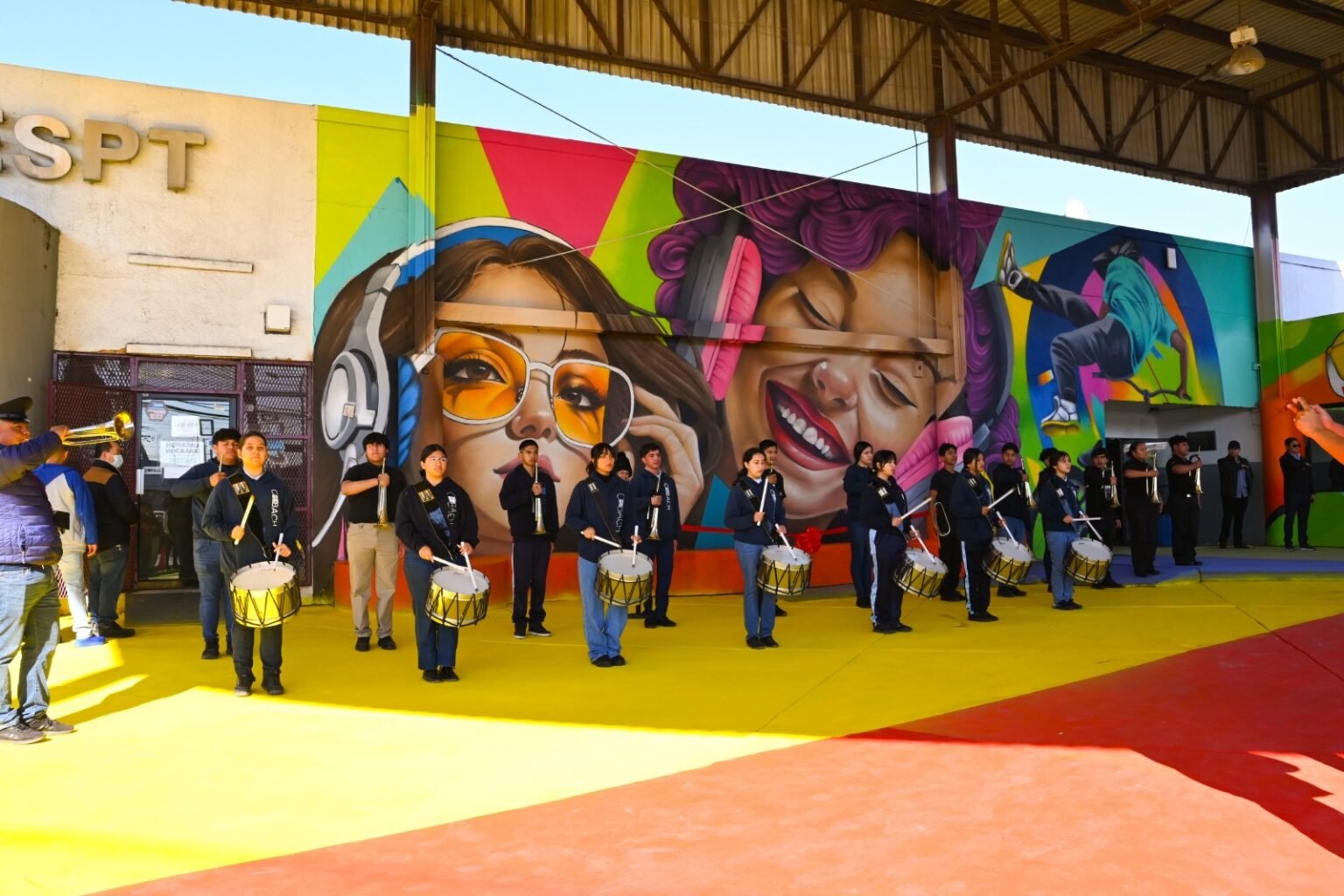 Inauguran nuevo mural en explanada