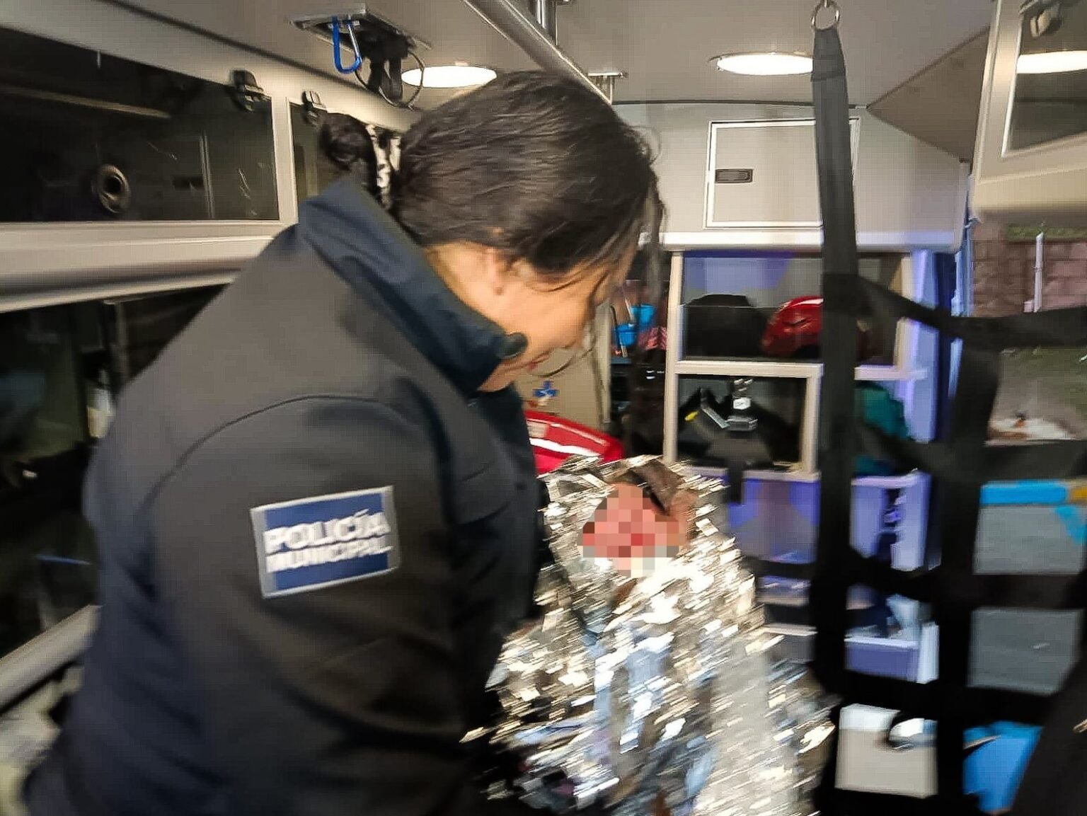 Auxilian a mujer atrapada en tormenta a dar a luz