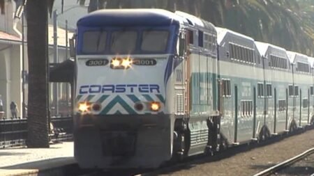 Peatón invade vía y muere atropellado por tren en San Diego