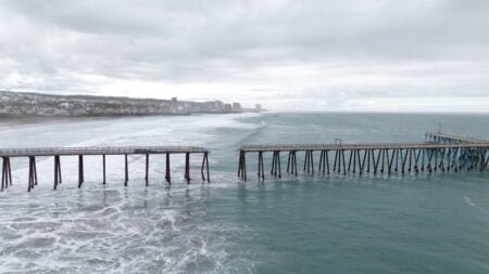 Colapsa muelle de Rosarito por fuerte oleaje