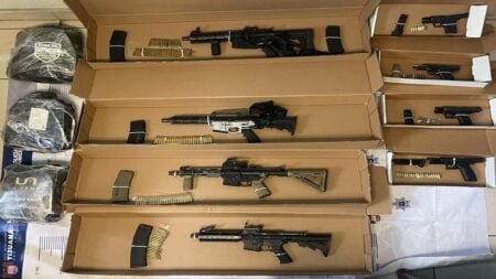 Persecución finaliza con siete detenidos y decomiso de armamento