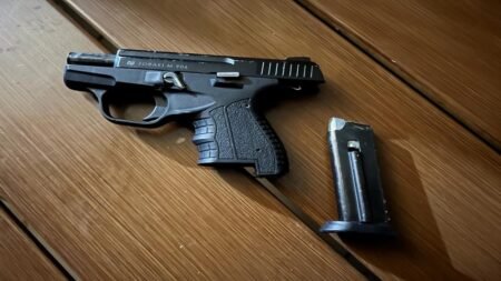 Detienen a joven tras amenazar con pistola a familiares