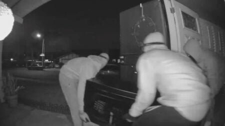 Investigan una serie de robos residenciales en Mira Mesa