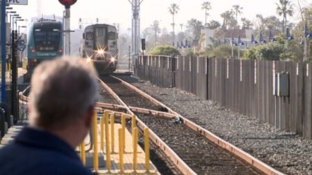 Pacific Surfliner reanuda el servicio completo después de la reparación de la vía