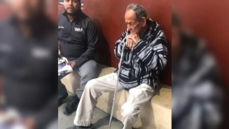 Familiares recogen a abuelito de asilo y luego lo abandonan