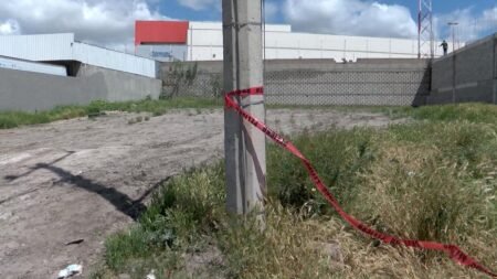 Hallan cinco cuerpos envueltos en plástico dentro de camioneta abandonada