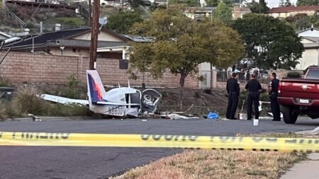 Piloto hospitalizado después de que avioneta se estrellara en El Cajon