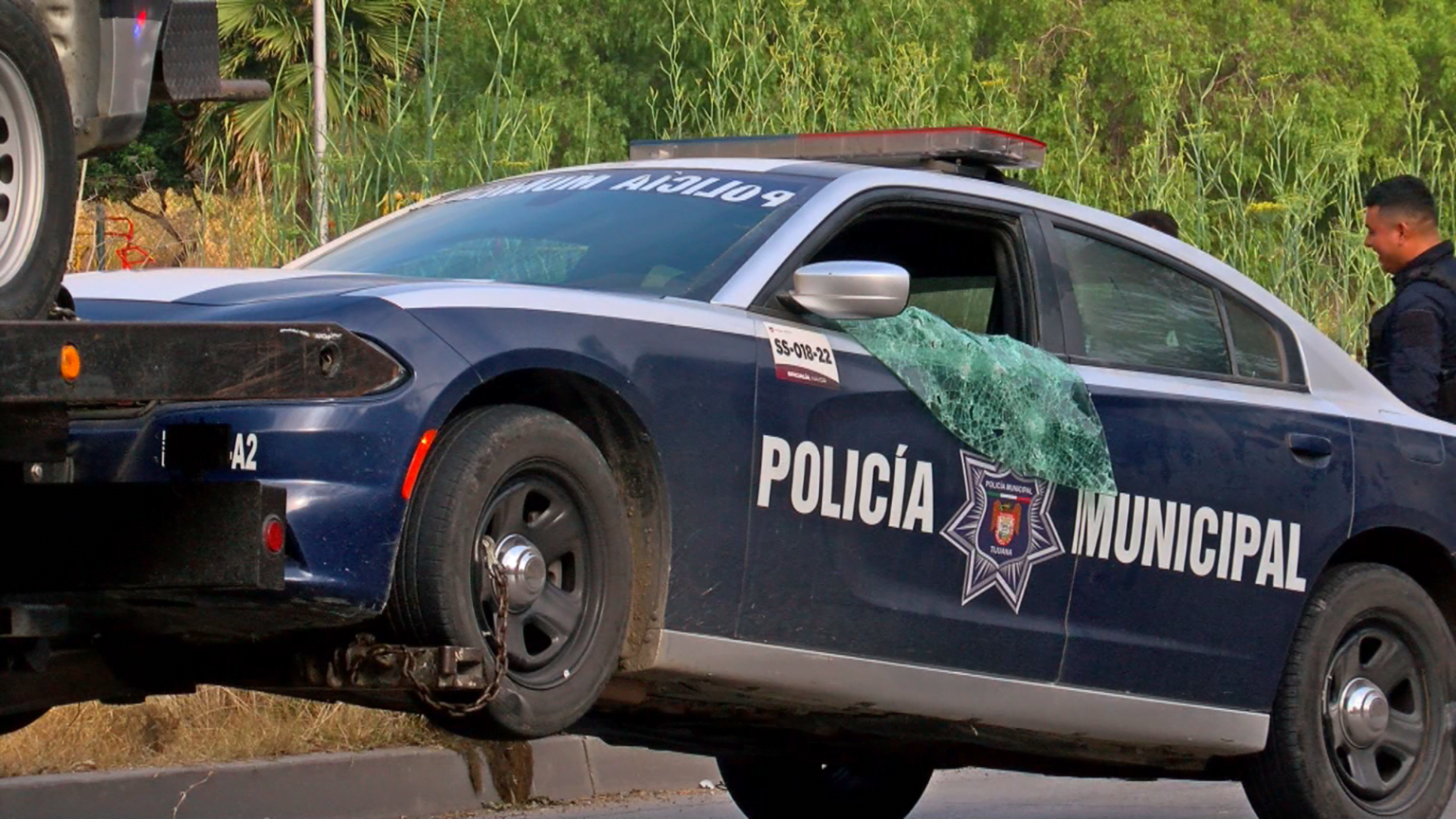 Mujer roba patrulla con detenido adentro en Tijuana