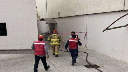 Evacúan a más de 160 personas de plaza por fuga de gas