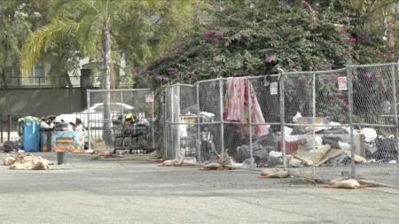 Escondido aplica prohibición de campamentos personas sin hogar