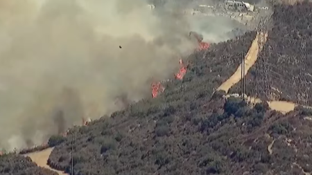 Incendio forestal en San Miguel amenaza viviendas, San Diego