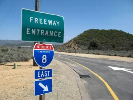 Los carriles de la I-8 en dirección este cerrarán temporalmente el sábado por la mañana para la procesión fúnebre del oficial de policía de San Diego Austin Machitar