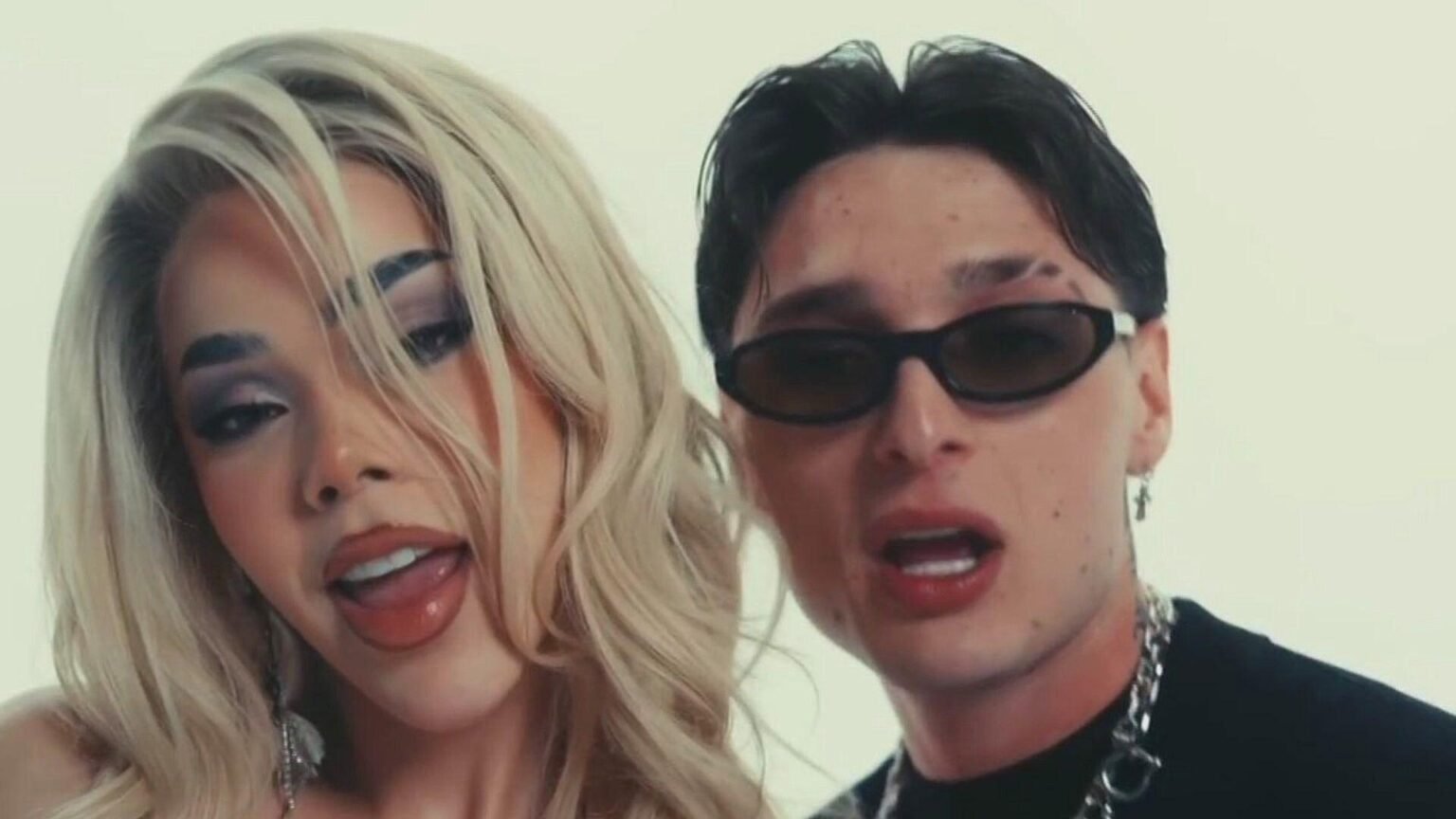 PESO PLUMA Y KENIA OS: ¿ROMANCE SECRETO? PISTAS QUE HAN ESTADO DESATANDO LOS RUMORES EN REDES SOCIALES