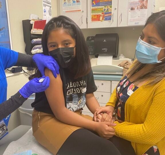 Vacunarse Vale la Pena: Protégete a Ti y a Tu Familia Durante el Mes Nacional de Concientización sobre Inmunizaciones