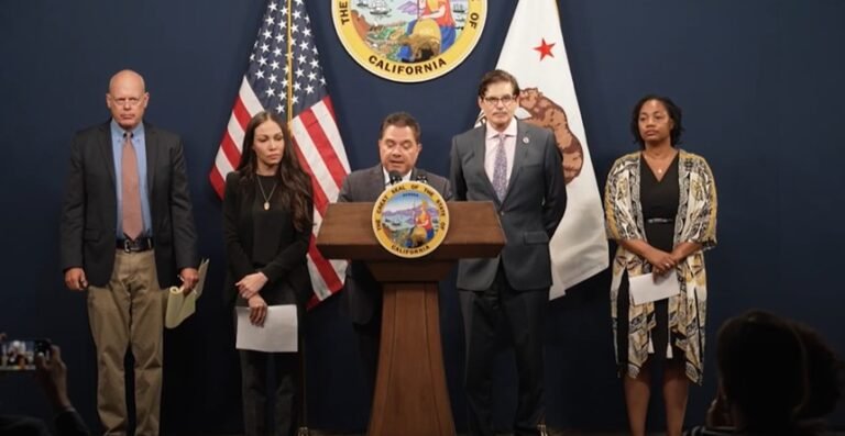 California aprueba la primera ley en EE. UU. que regula chatbots de IA para proteger a menores y personas vulnerables