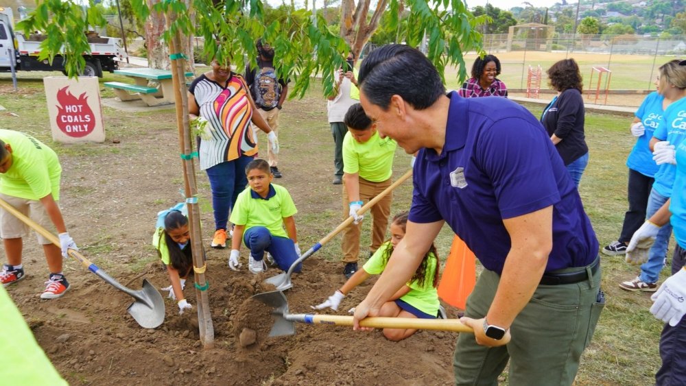Alcalde Gloria y estudiantes plantan árboles en el Parque Comunitario Encanto