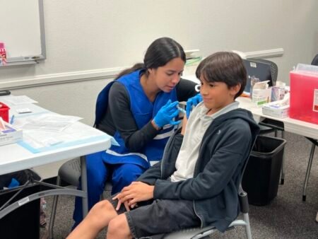 Bajas tasas de vacunación en el condado de San Diego generan alerta ante la temporada festiva