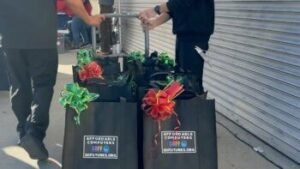 Entrega de computadoras abre nuevas oportunidades para jóvenes en cuidado de crianza