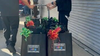 Entrega de computadoras abre nuevas oportunidades para jóvenes en cuidado de crianza