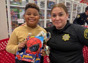 “Shop With a Cop” da inicio a la temporada navideña para cientos de niños del condado
